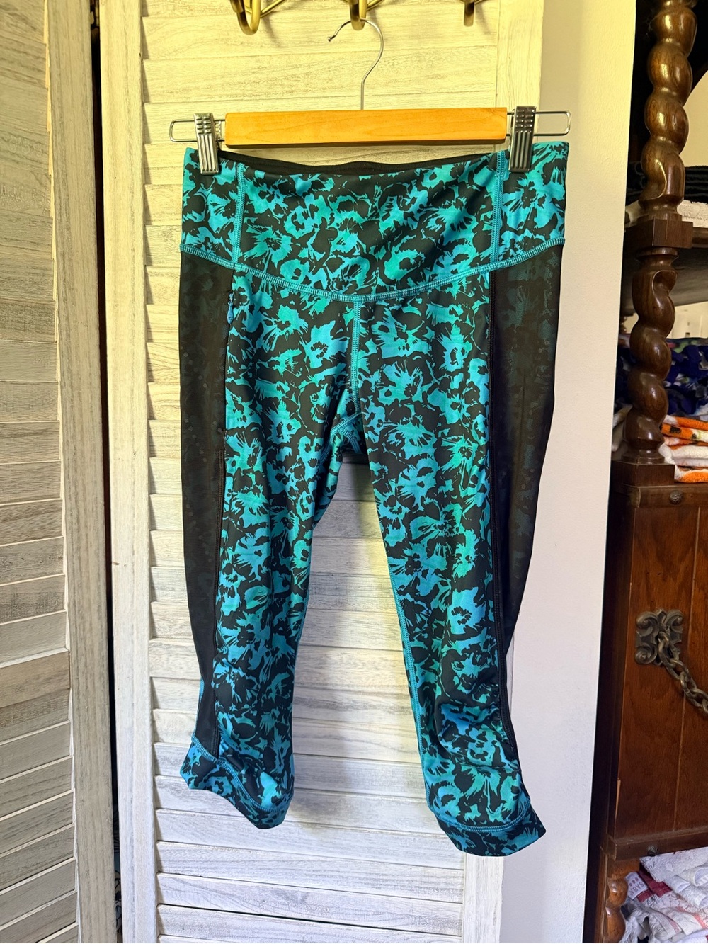 Lululemon floral capris leggings